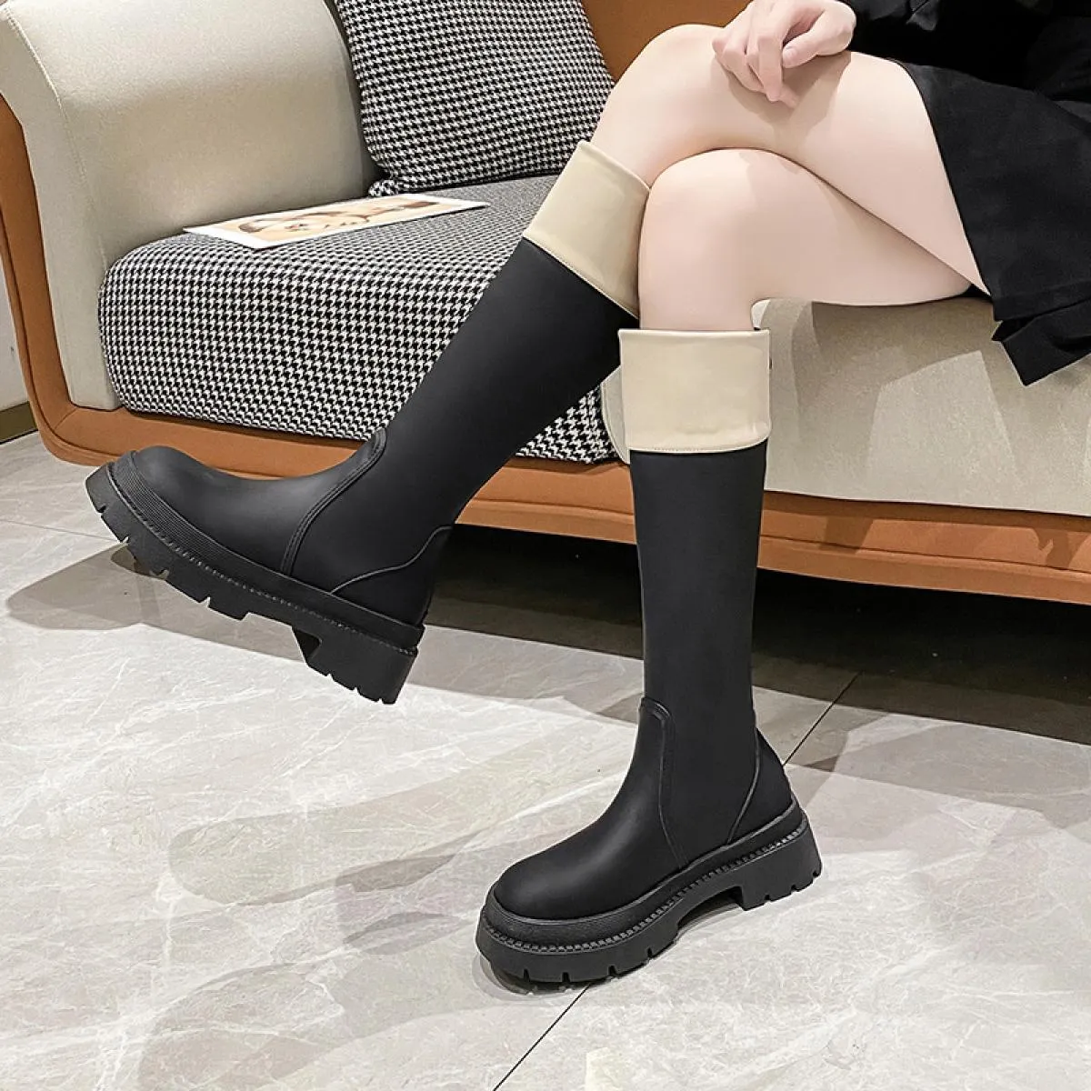Stivali da combattimento robusti in pelle con plateau Stivali al ginocchio neri Perni Slip casual neri sulla passerella da strad