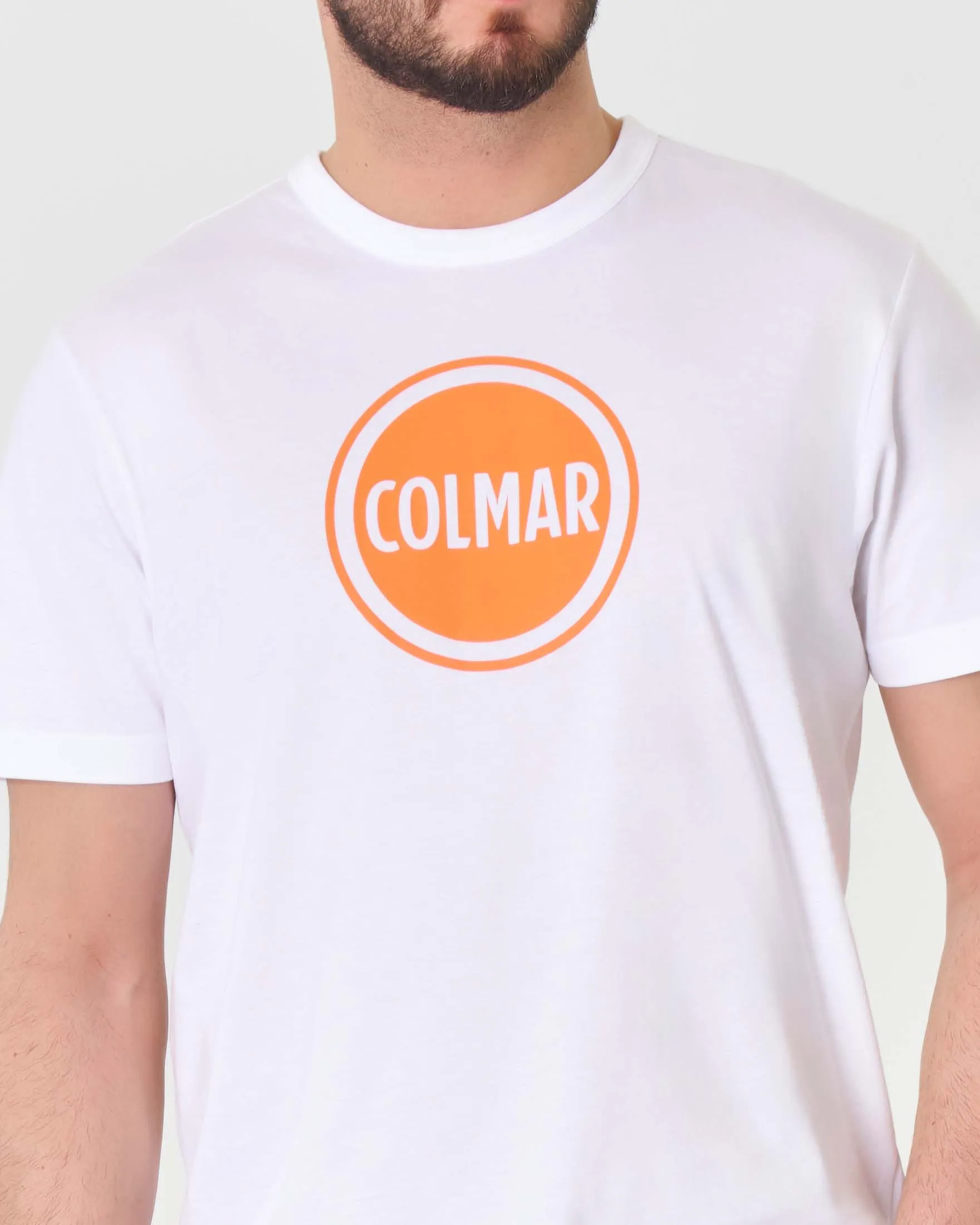 T-shirt bianca mezza manica con logo bollo arancione stampato sul petto