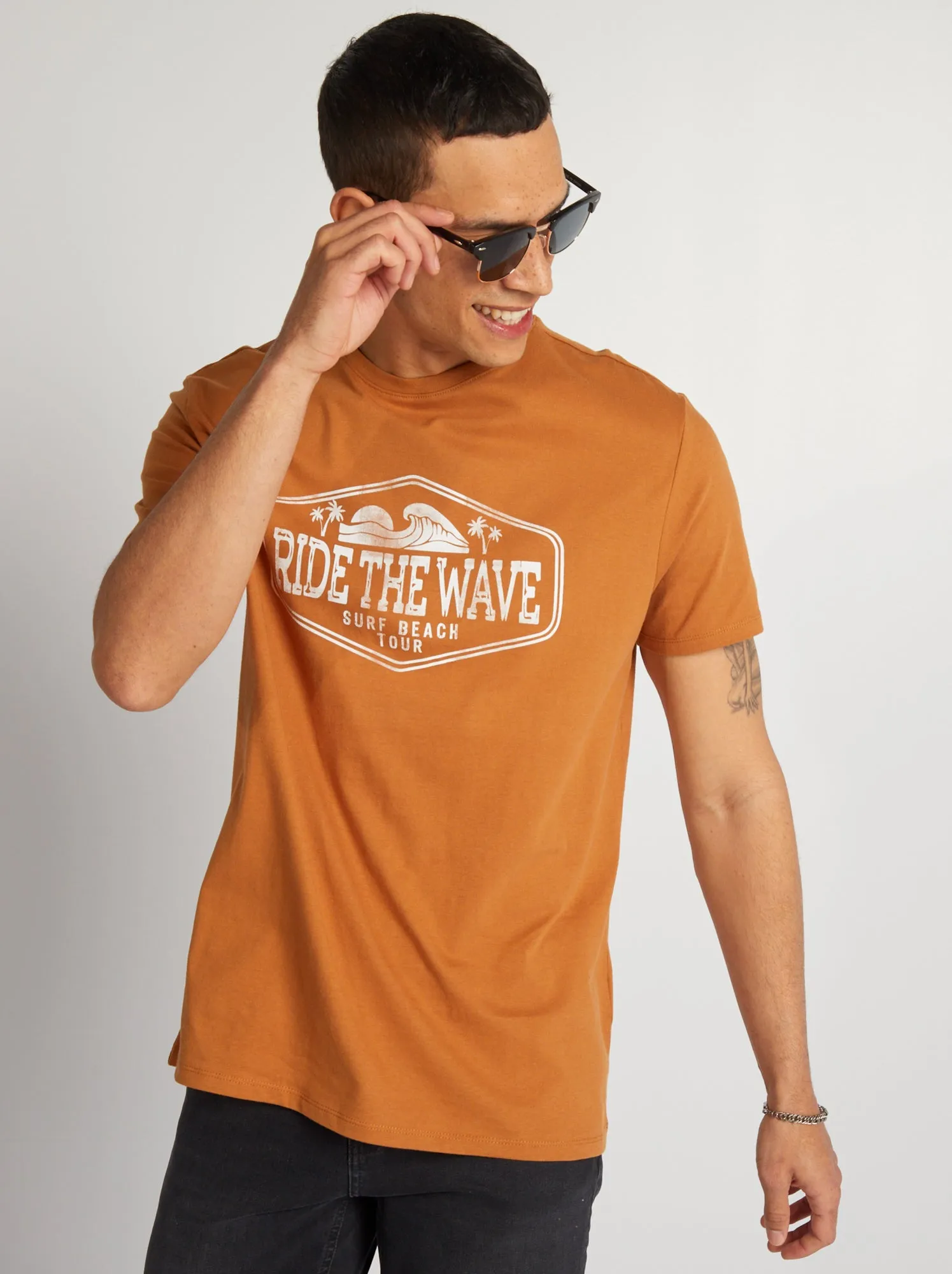 T-shirt in cotone stampato con scollo tondo - MARRONE
