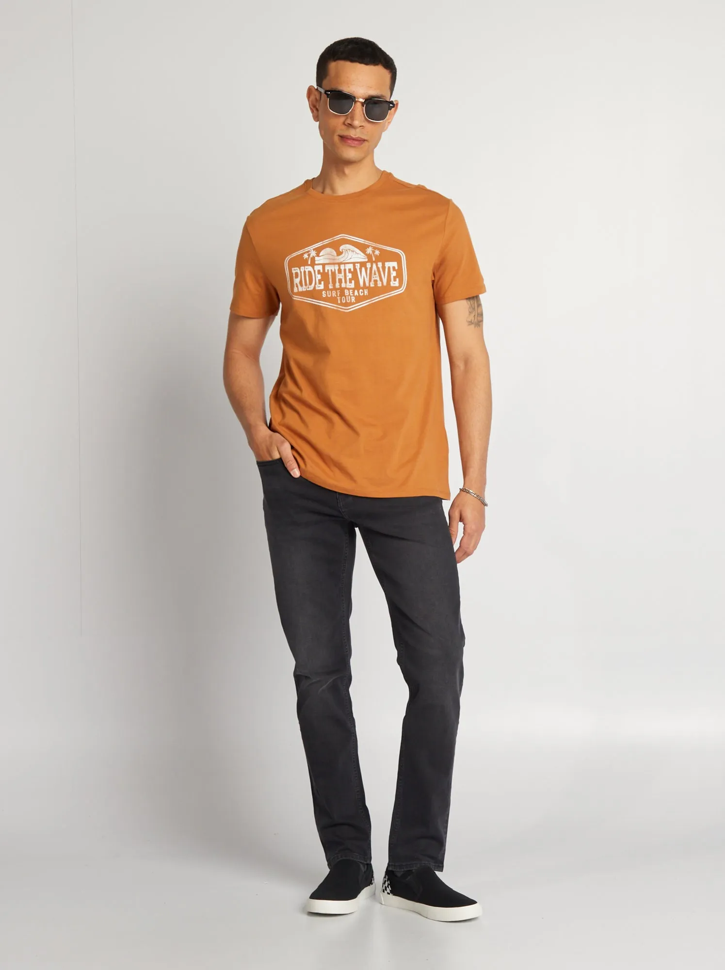 T-shirt in cotone stampato con scollo tondo - MARRONE