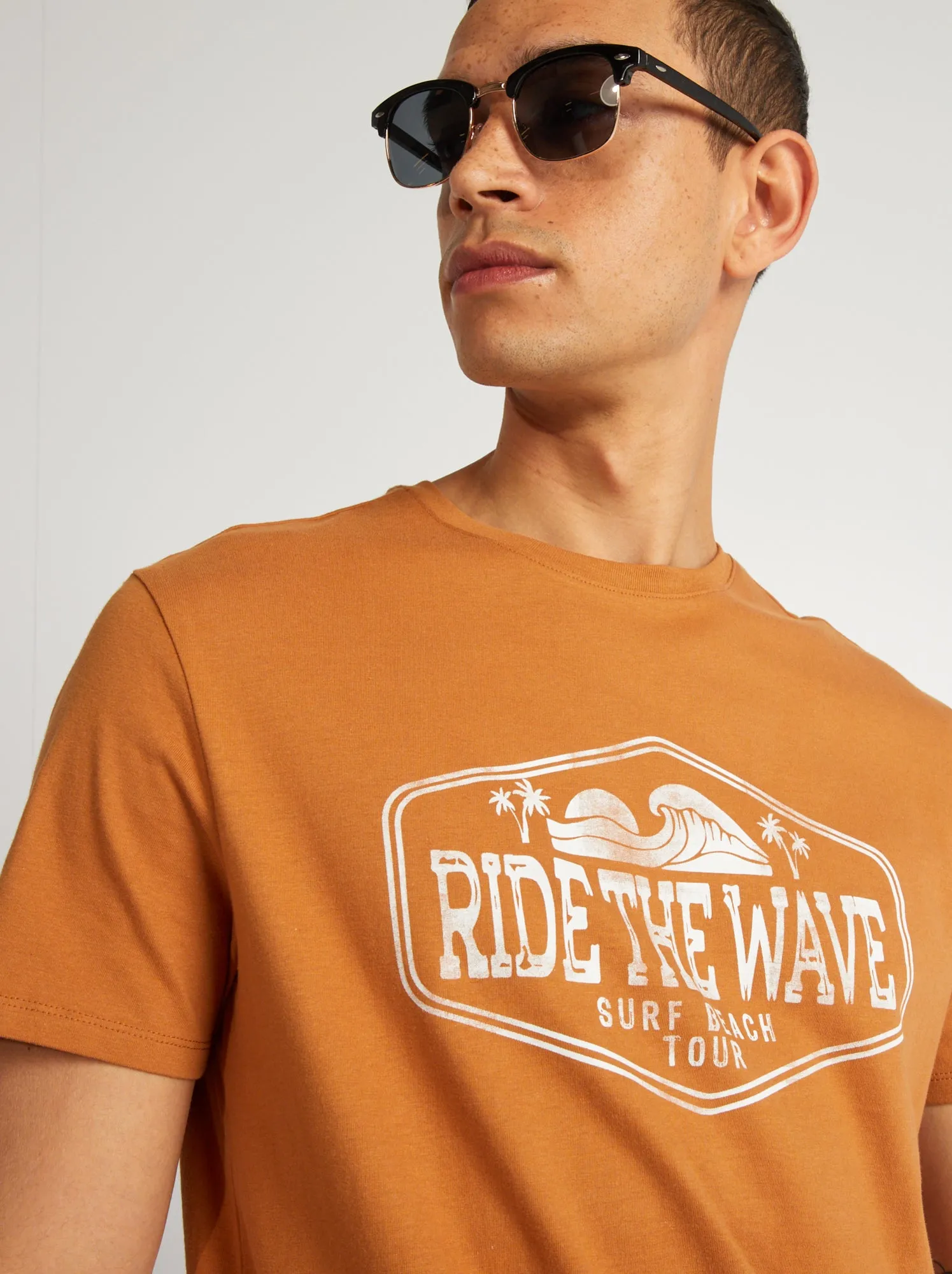 T-shirt in cotone stampato con scollo tondo - MARRONE