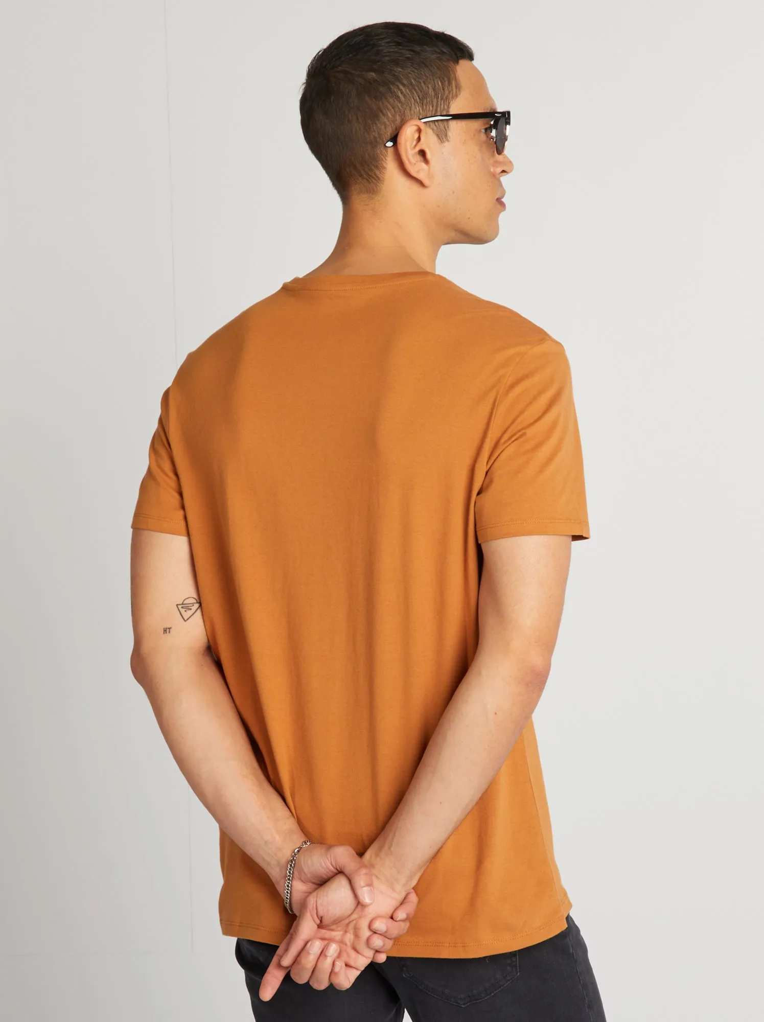 T-shirt in cotone stampato con scollo tondo - MARRONE