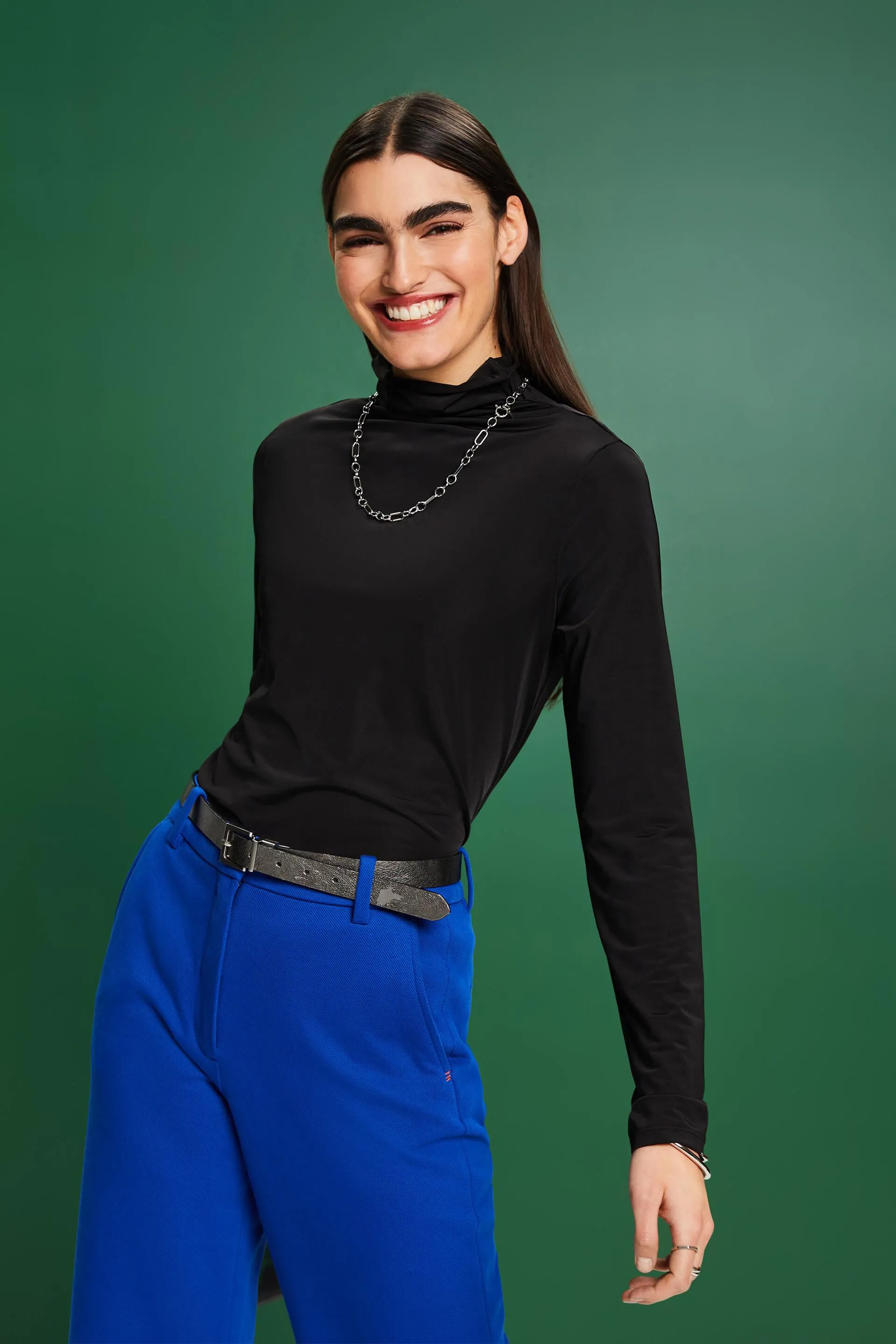 Top a maniche lunghe con collo a lupetto