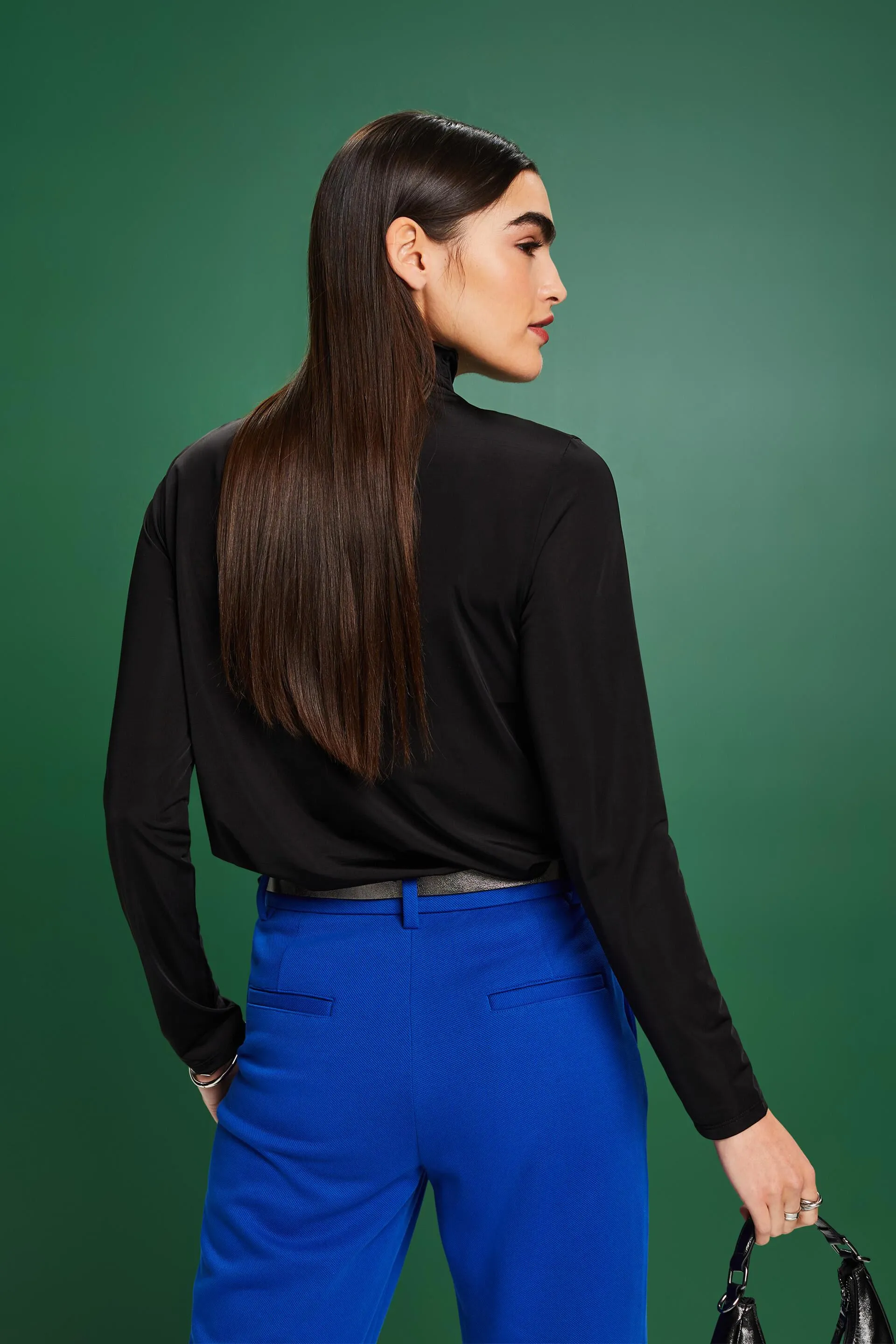 Top a maniche lunghe con collo a lupetto