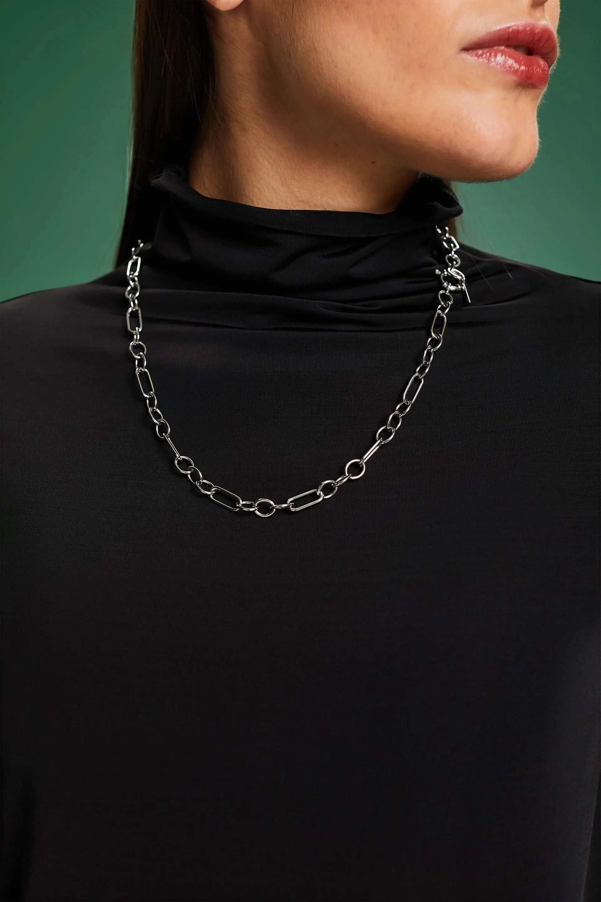 Top a maniche lunghe con collo a lupetto