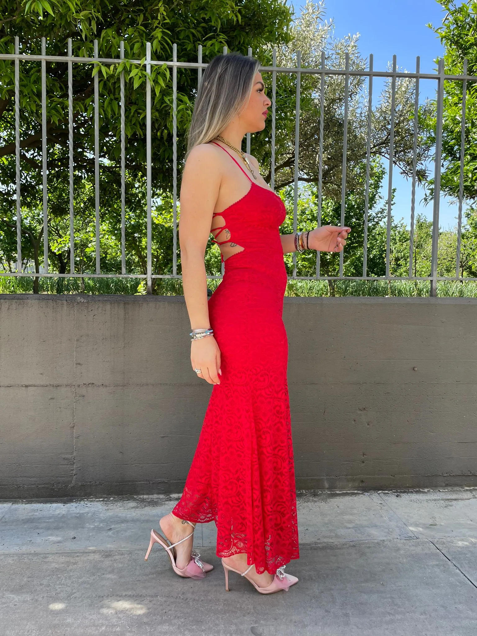 Vestito lungo in merletto con schiena scoperta