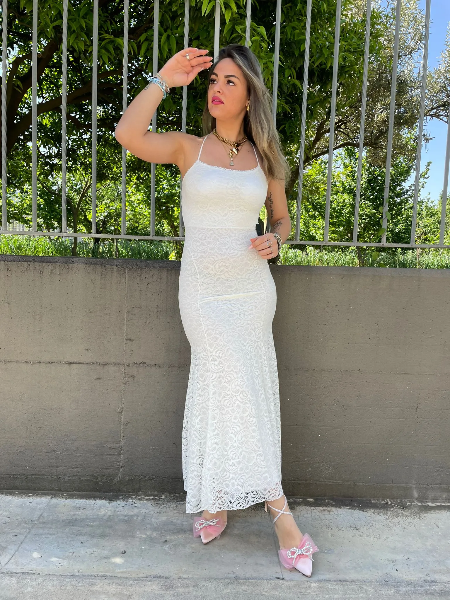 Vestito lungo in merletto con schiena scoperta