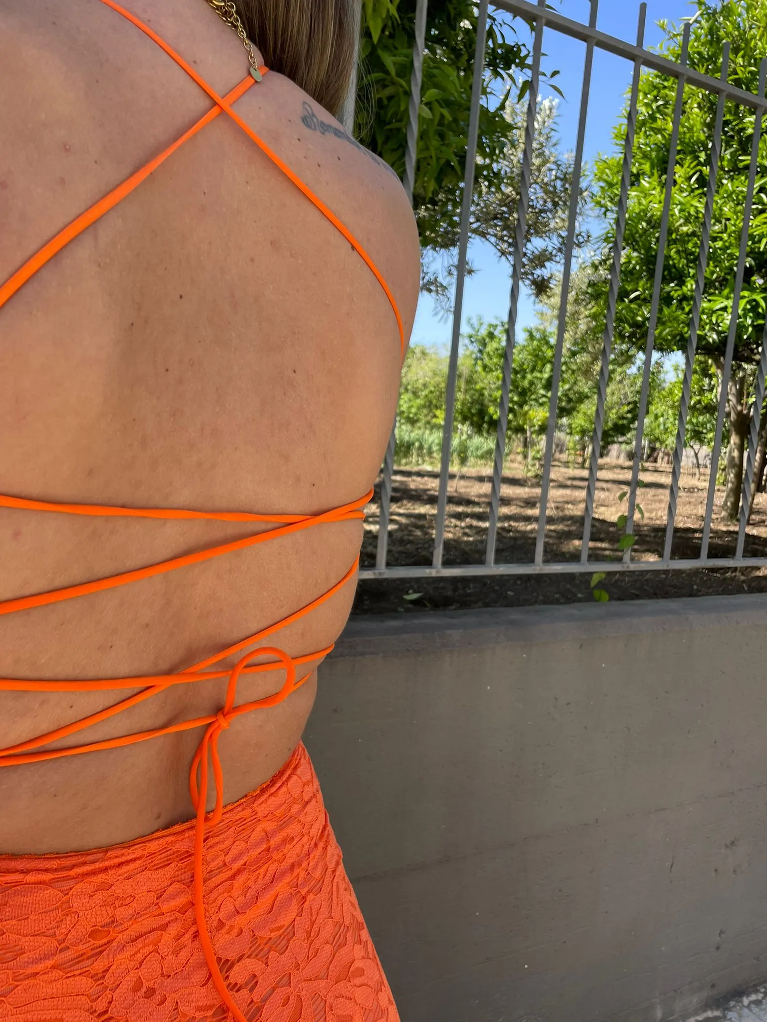 Vestito lungo in merletto con schiena scoperta